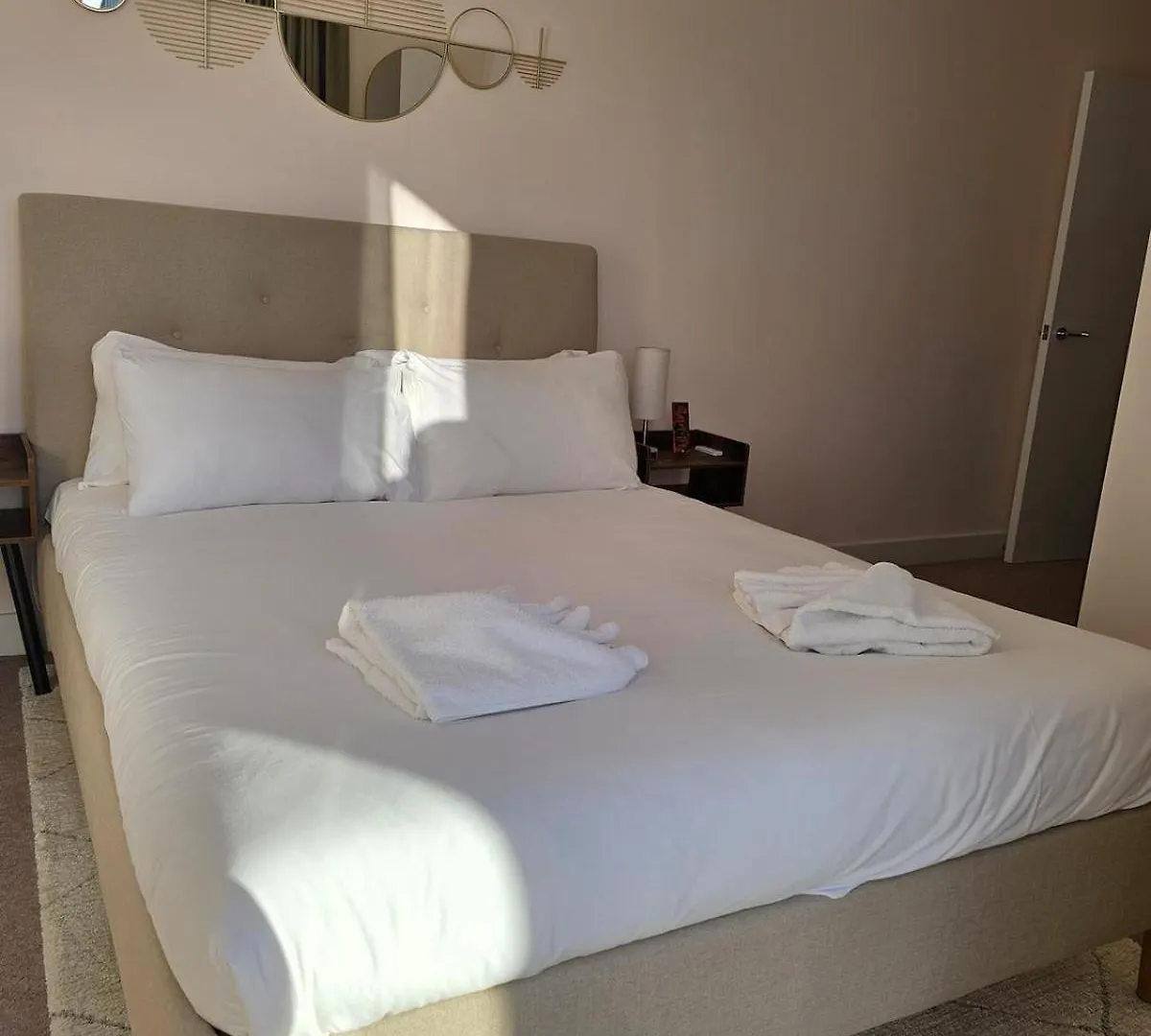 Spacious Seaside Apartment With Terrace, Kemptown 브라이턴